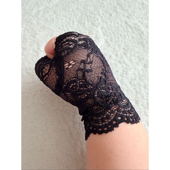 Black Lace Fingerless Gloves – Vintage Gothic Style - Picture 3 of 6